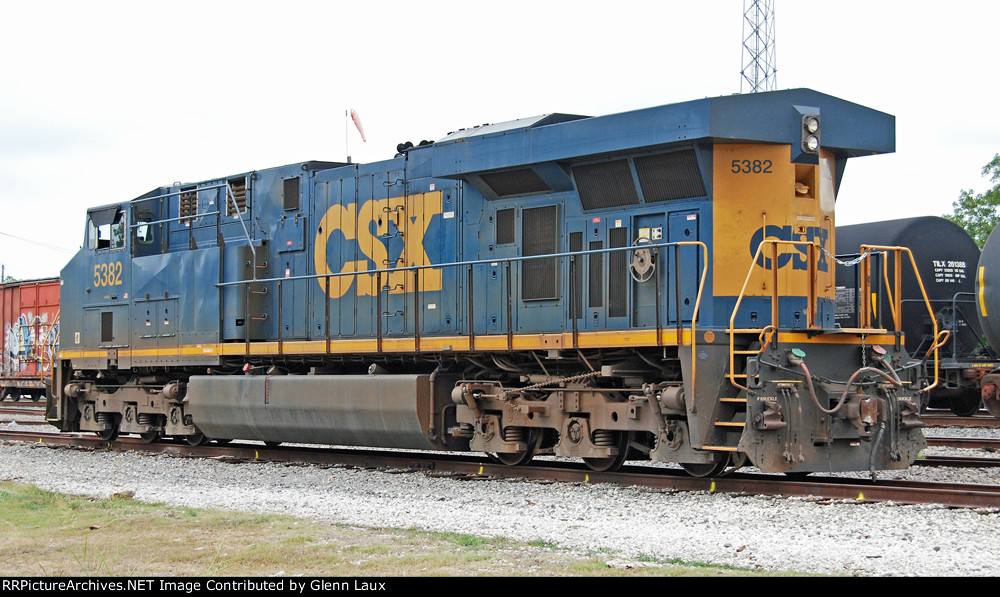 CSX 5382 broke down so UP set it off to the side